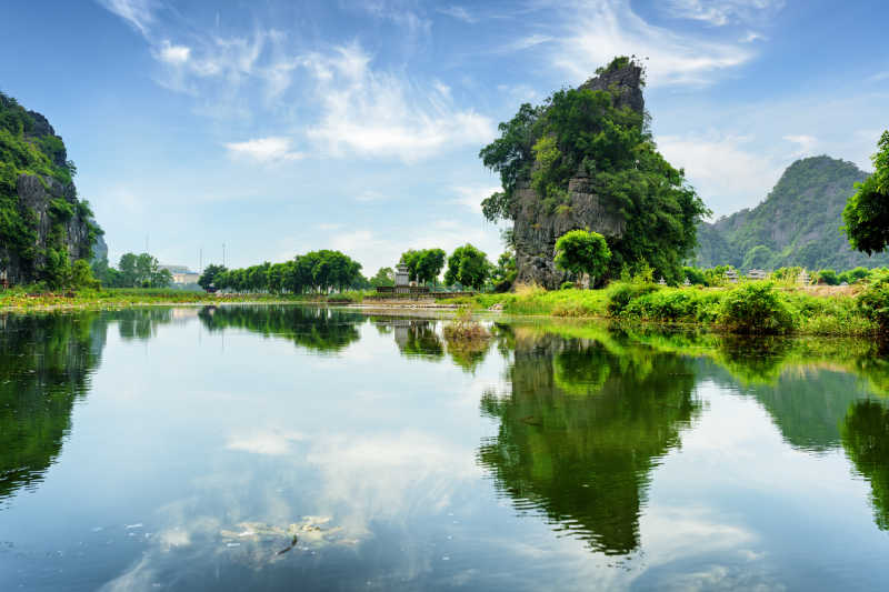 户外清澈的湖水美景