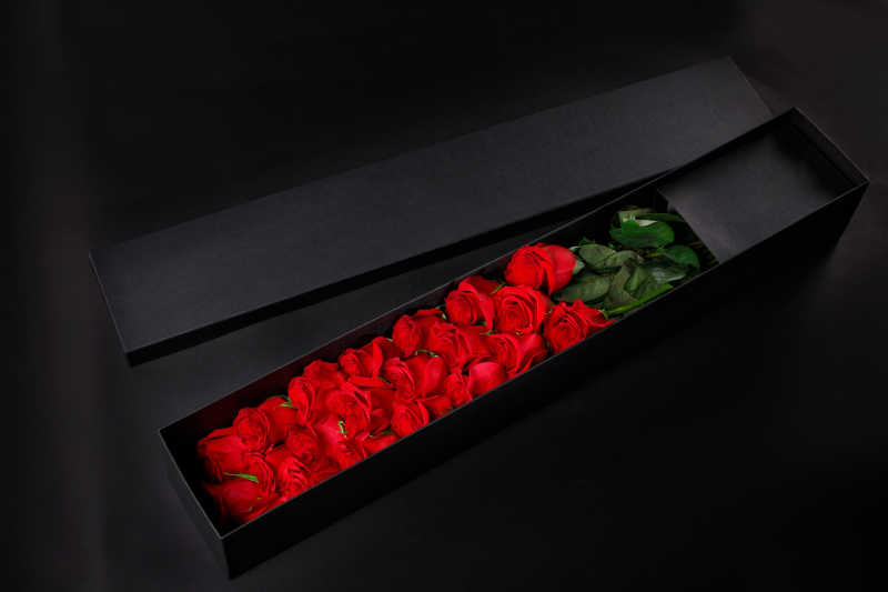 黑色盒子里的一束玫瑰花