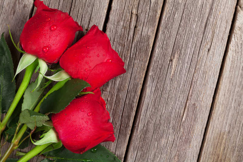 木板上的三枝红玫瑰花