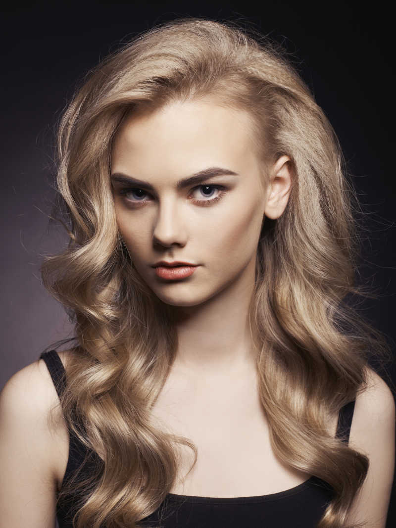 时尚美丽的金发少女