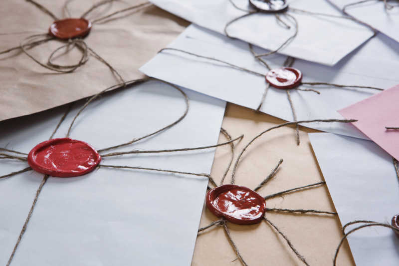 桌子上散落着未发送的信封