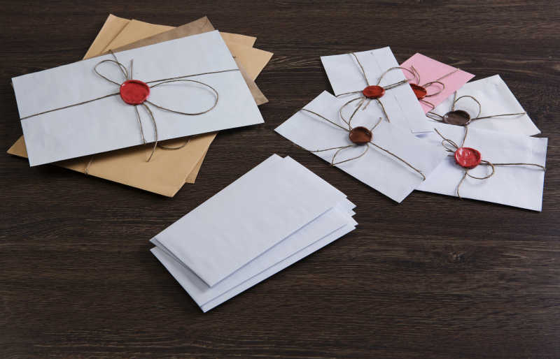 桌子上的一堆信封