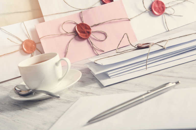 桌子上的咖啡和一堆信封