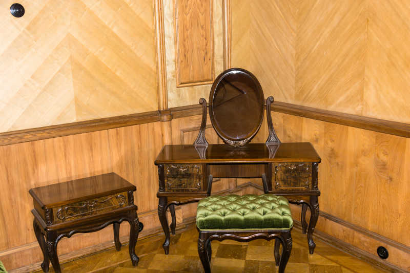 浅黄色室内背景下的棕色的中式化妆台