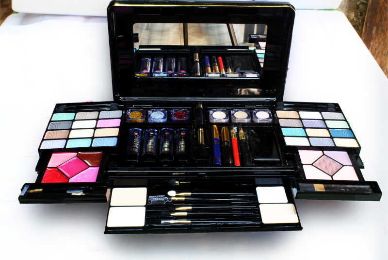 白色桌上的琳琅满目的黑色化妆盒