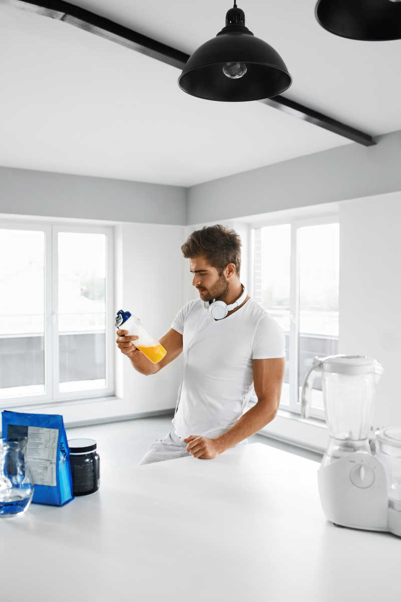 运动营养学男人准备摇晃运动饮料