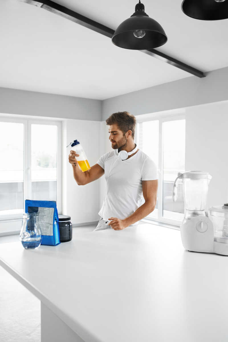 手拿半瓶饮料的男人