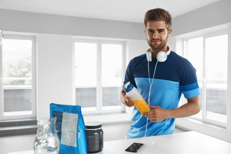 手拿半瓶饮料的男子