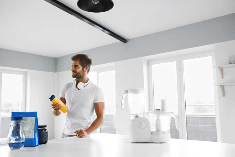 手拿运动饮料的男子