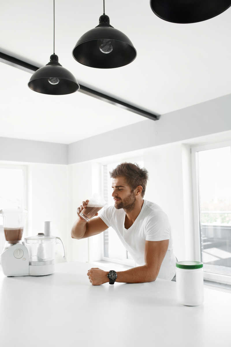 准备和奶昔的男人