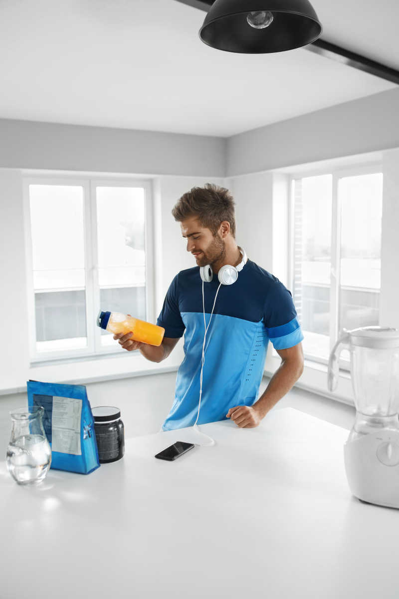 男子手拿运动饮料