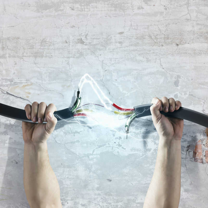 被拉断的带电火花电线