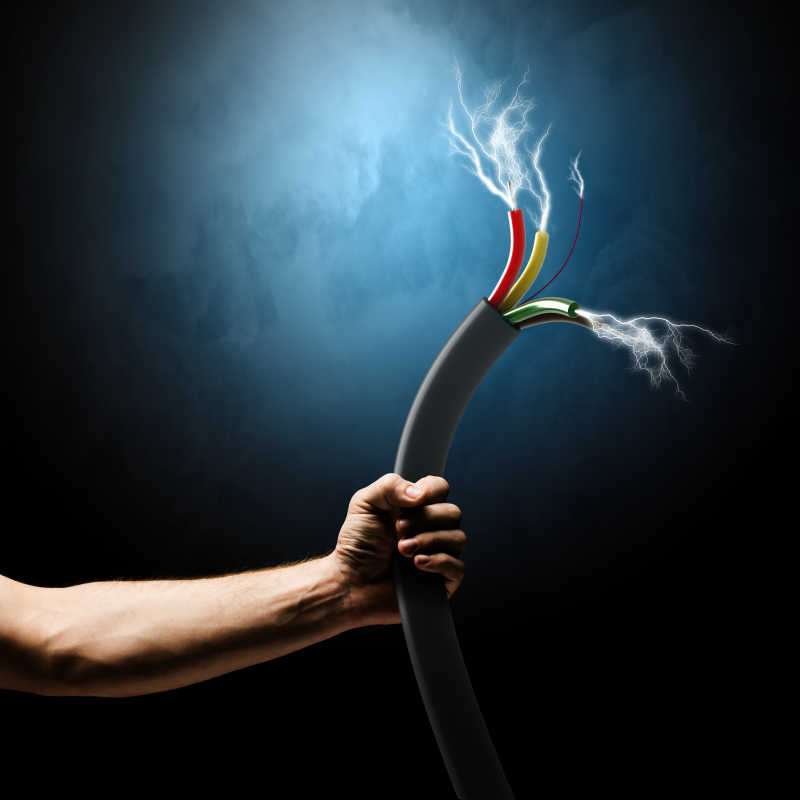 黑色背景下断掉的电线