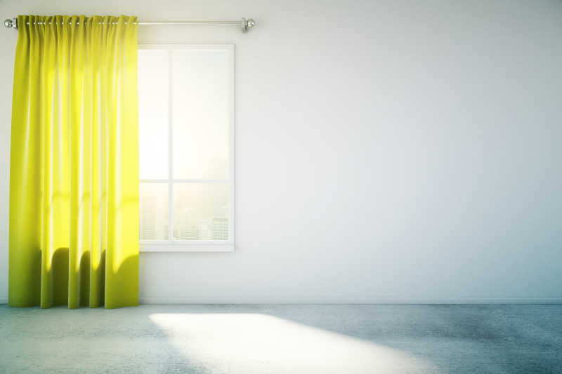 有黄色窗帘和白墙的房间