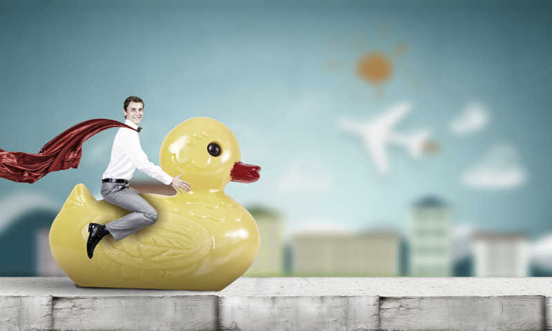 坐在黄鸭上的帅哥