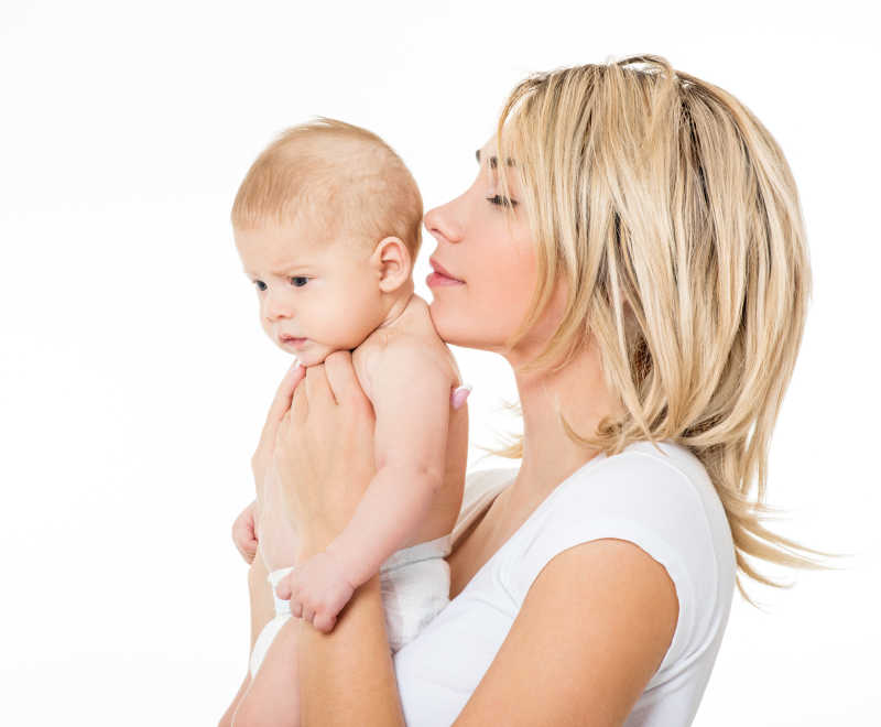 和婴儿一起玩耍的年轻母亲