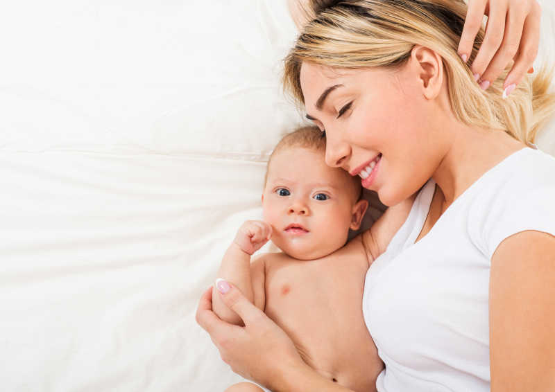 床上的母亲和婴儿