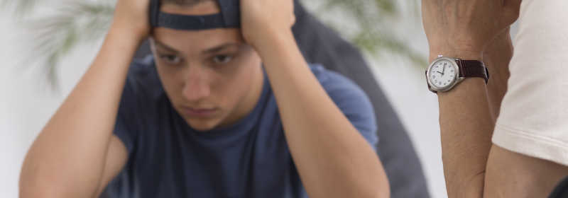 背景下白色抱着头的青少年