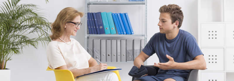 办公室里的女心理治疗师和青少年