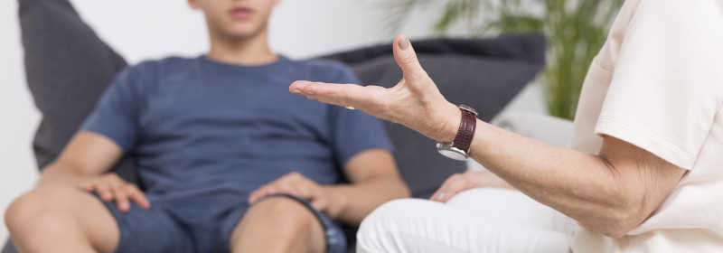 在女心理治疗师做心理治疗的年轻人