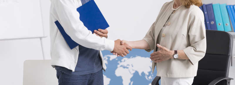 女心理治疗师和病人握手