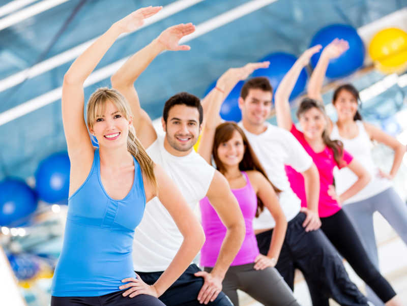 六个男女在做健身操