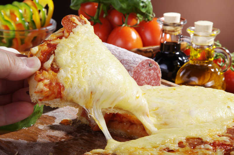 满是奶酪的披萨饼