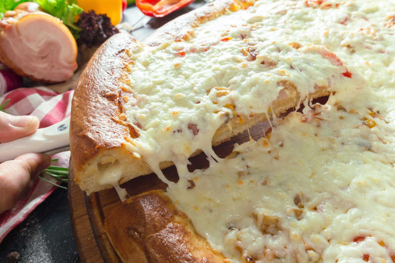 铺满芝士的披萨饼