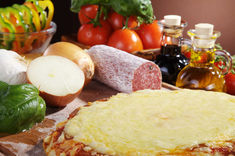 砧板上自制的奶酪披萨饼