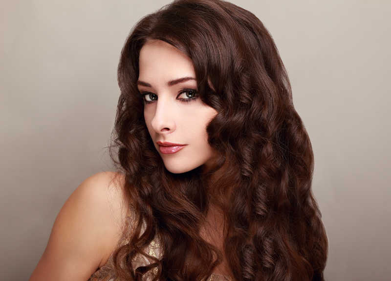 长着卷发的美女