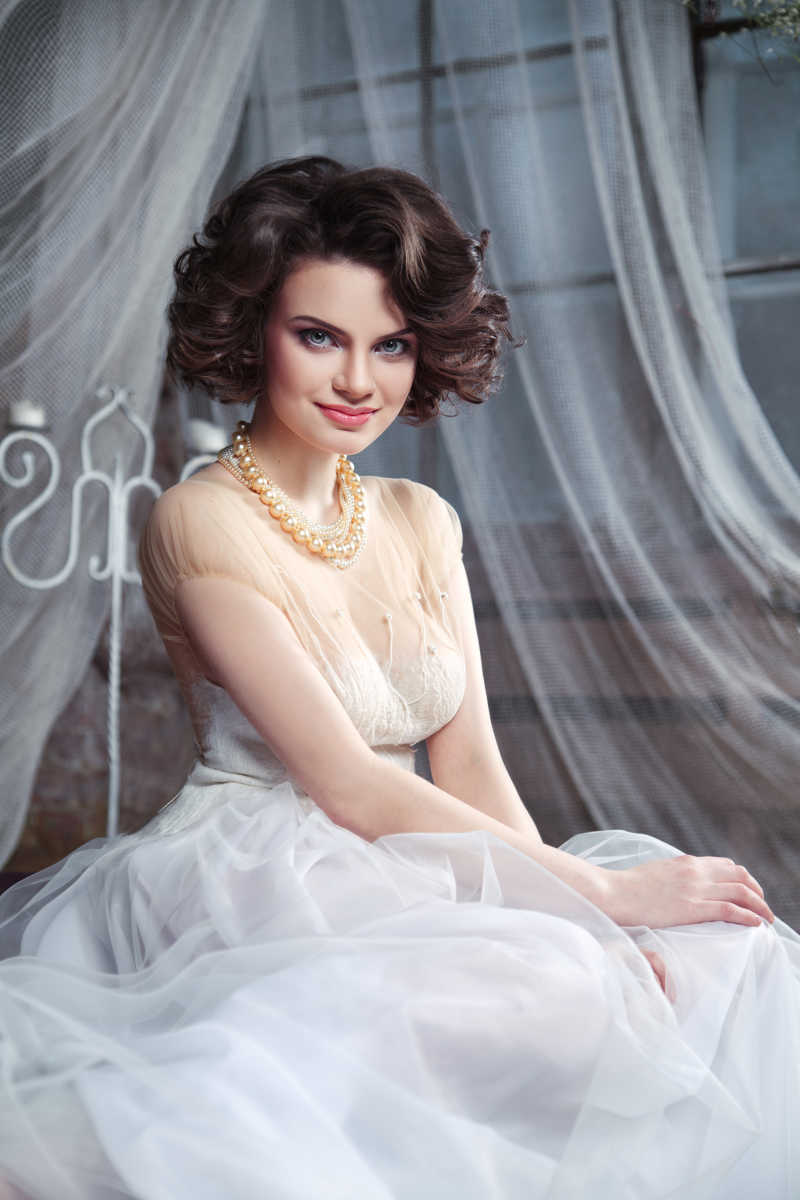 坐着的性感美丽新娘