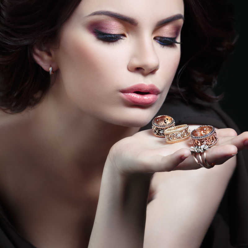 手上放着三个戒指的美女