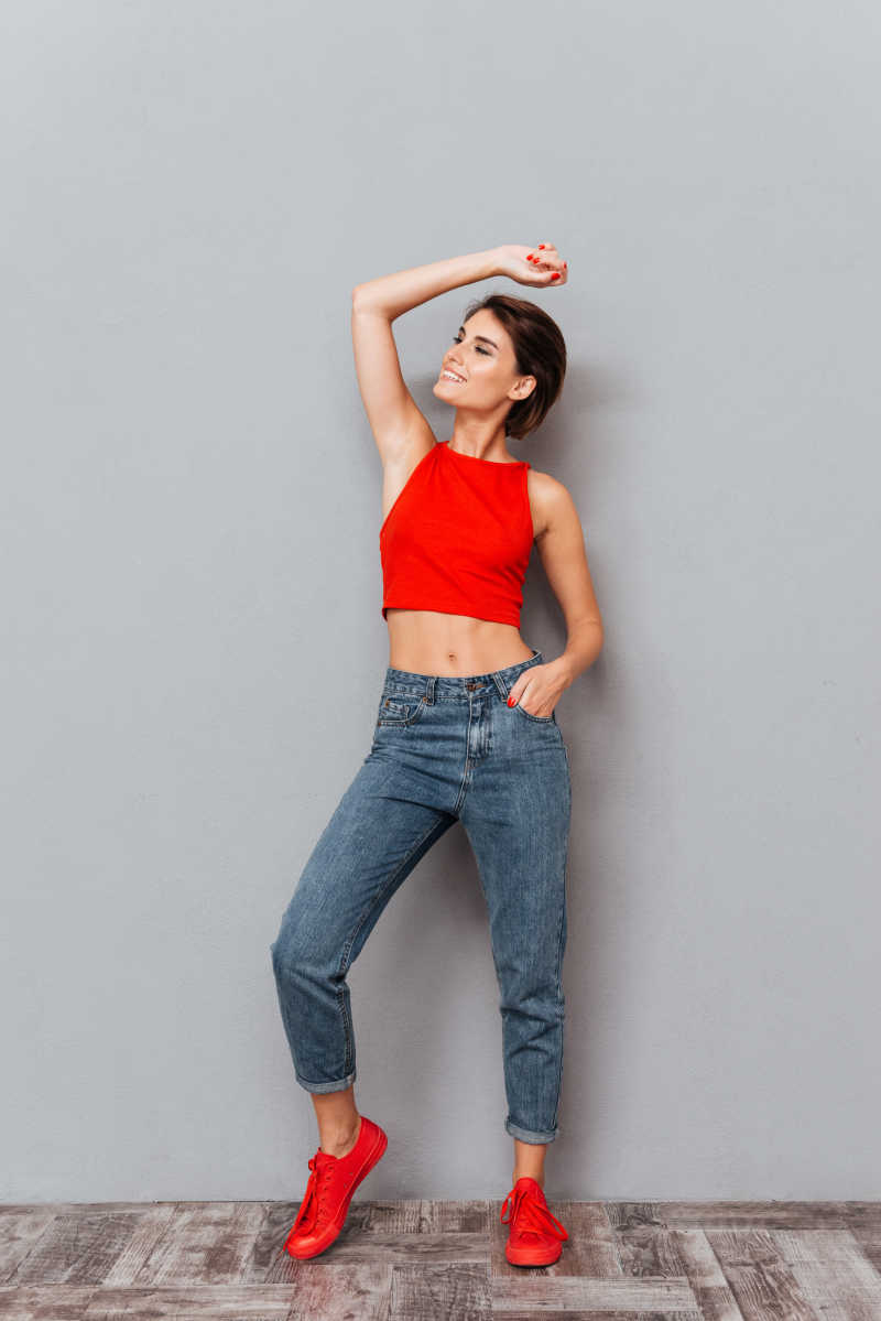 灰色背景下一位亮黑发女人