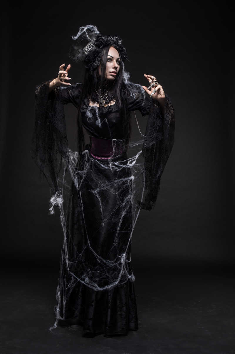 黑色背景上的哥特式美女