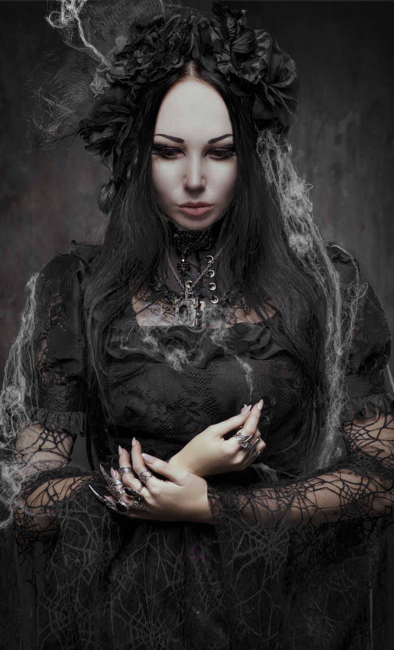 哥特式女人在暗黑中穿连衣裙的肖像素材