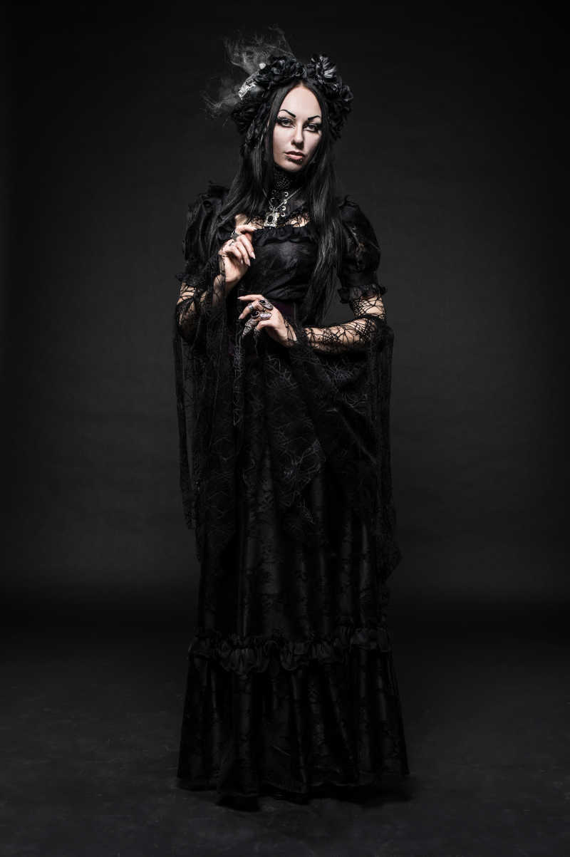 哥特式女人在暗黑中穿连衣裙的肖像素材