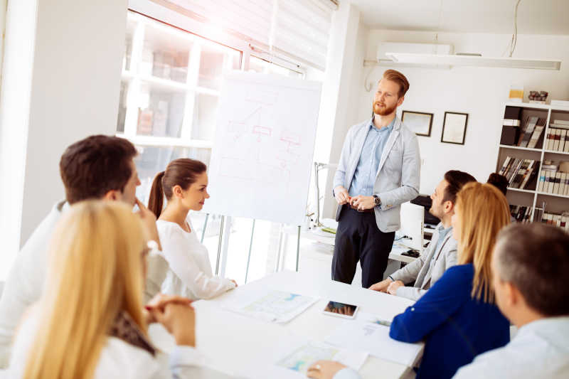 讲解商业会议的男人