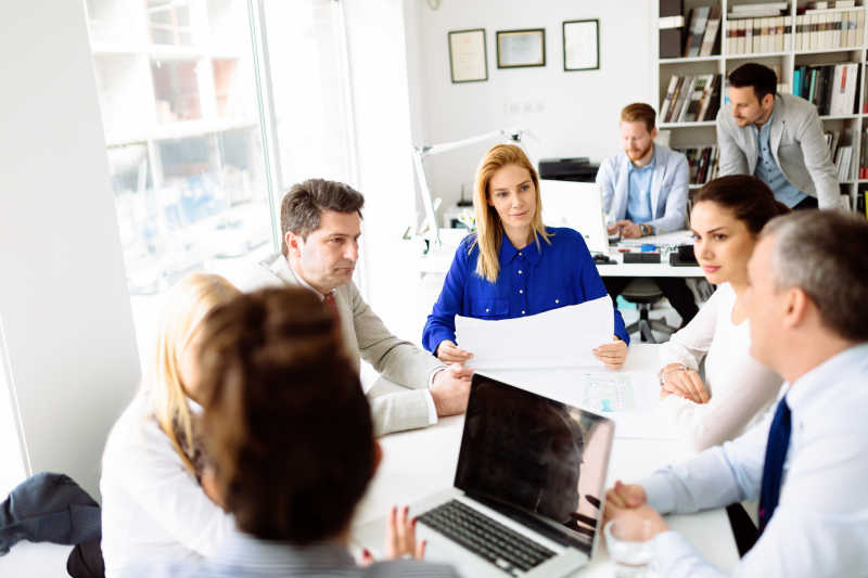 在办公室开会的商人们