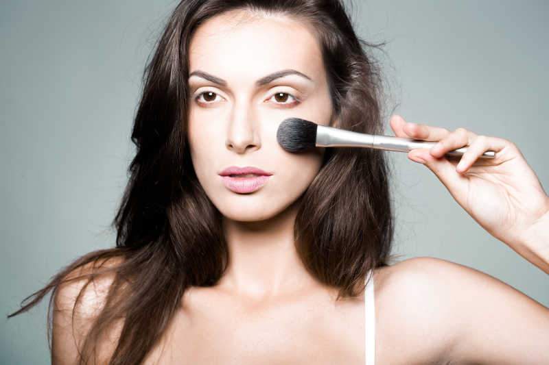 在用化妆刷化妆的美女