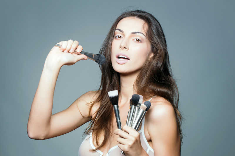 拿化妆刷的美女