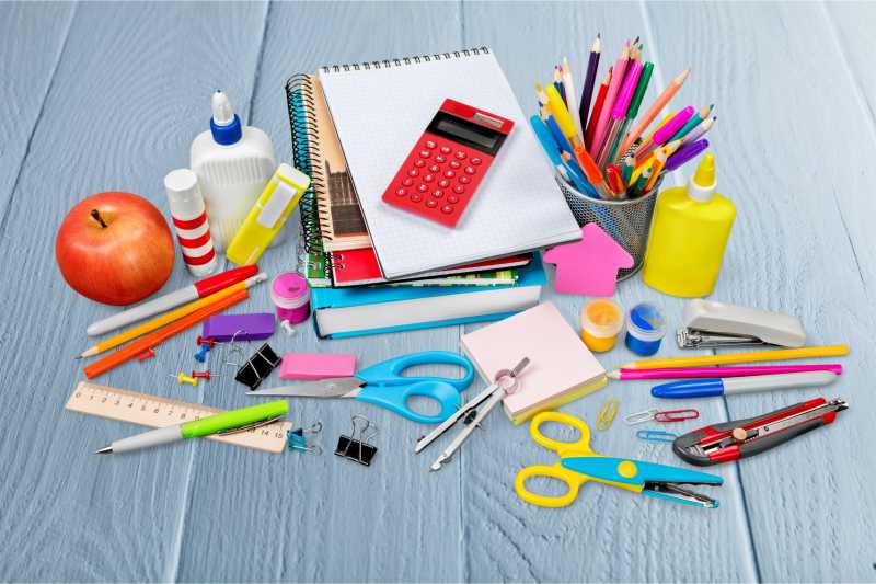 木桌上摆放着各种学生用品