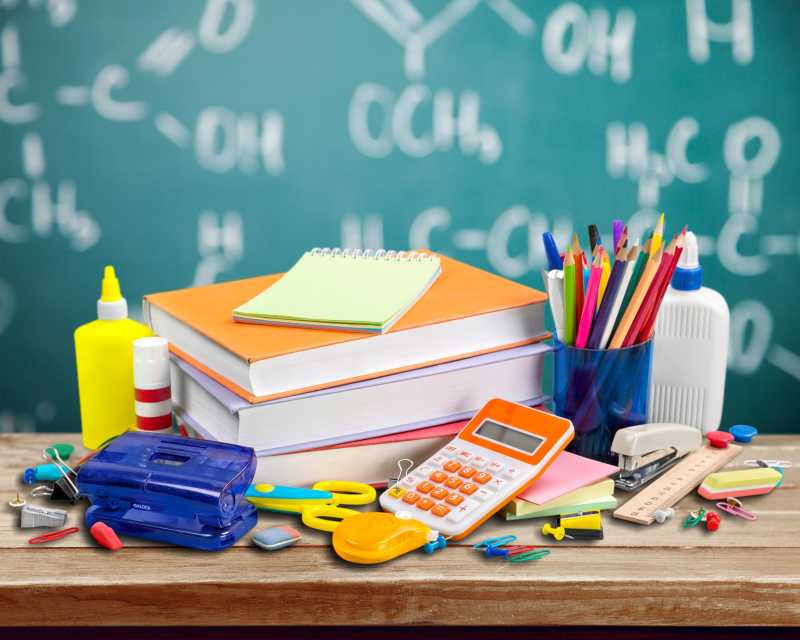 木桌上的书本和各种学生用品