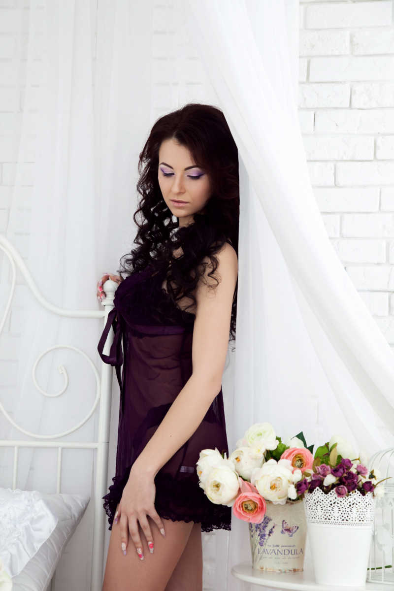 白色窗帘下的性感女人