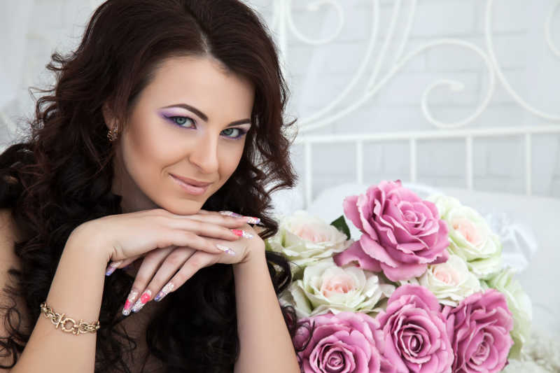 面对微笑的国外女子