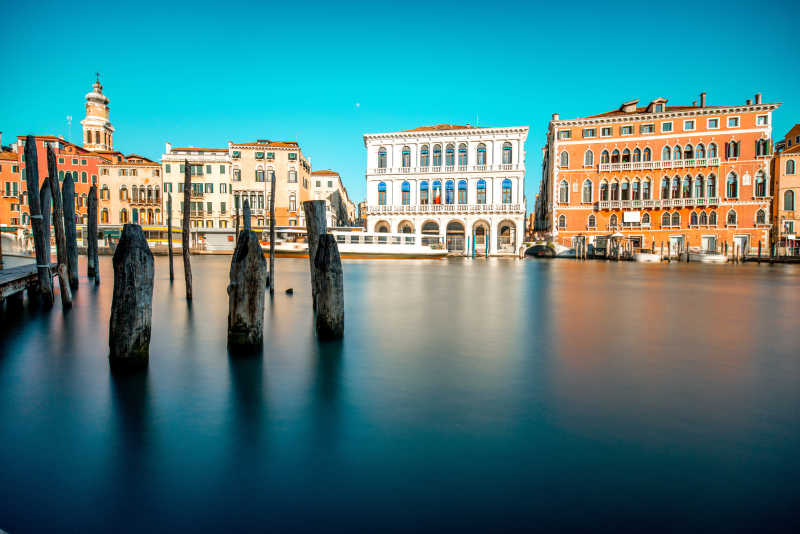 蓝天建筑背景下的威尼斯运河