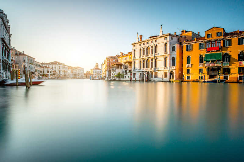 蓝天下的威尼斯城市和平静的运河