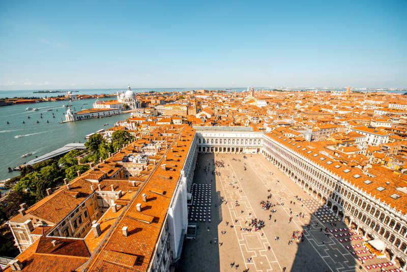 蓝天下威尼斯圣马可广场空中全景有红色房顶的建筑城市景观