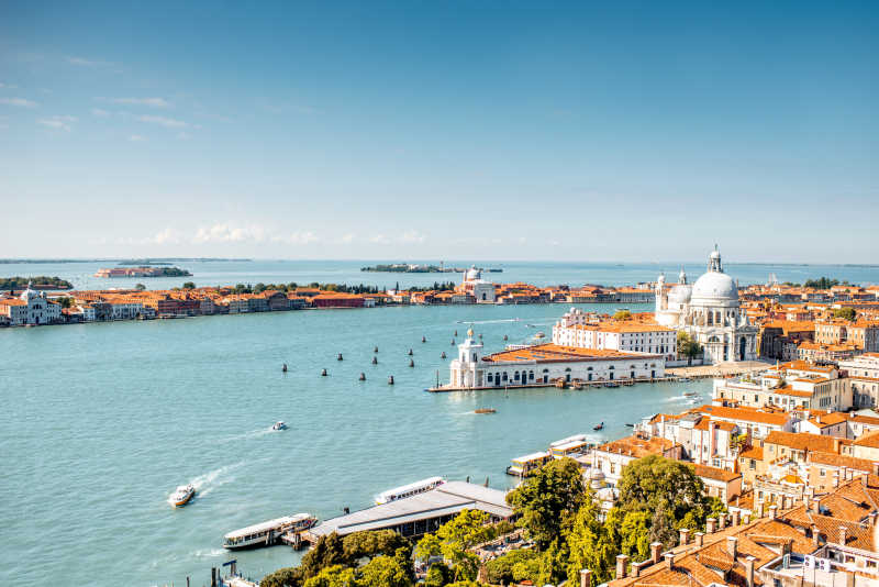 蓝天下鸟瞰海边的圣玛丽亚威尼斯大教堂城市景观