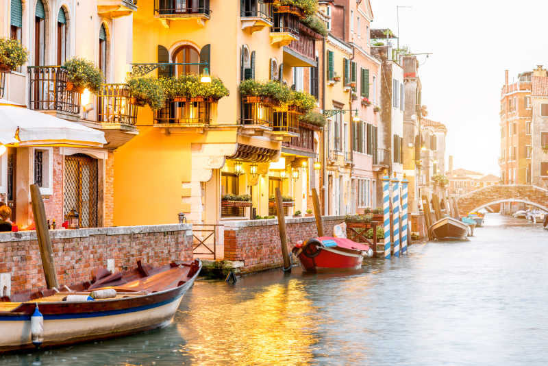威尼斯城市建筑之间的运河