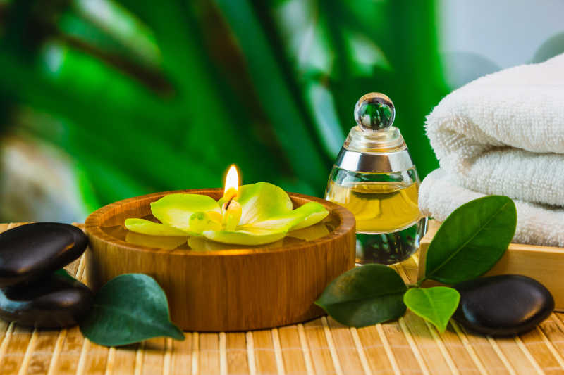 美容会所竹帘上的精油和蜡烛